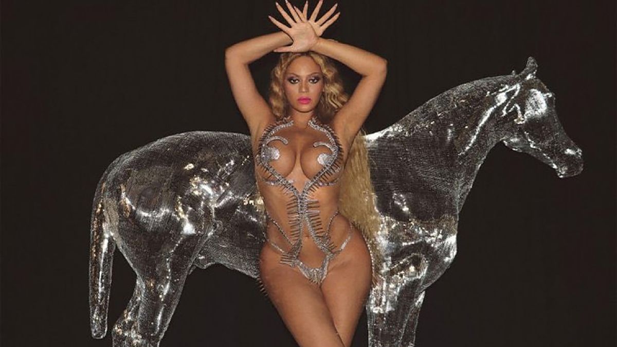 Beyoncé šokovala během Super Bowlu: Místo kalhot jen srdce na řetízku zakrývající část klínu